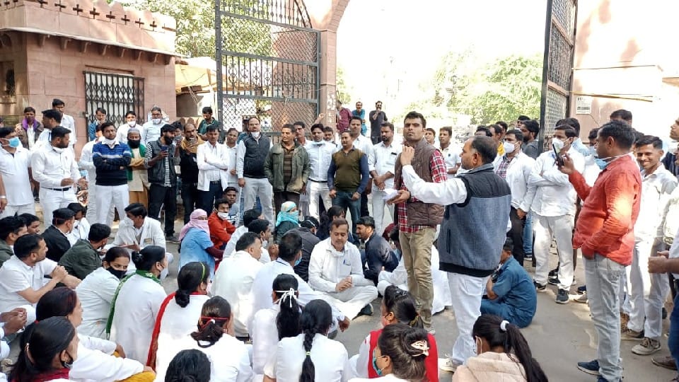 Nursing staff of PBM Hospital sitting on dharna against the assault in bikaner