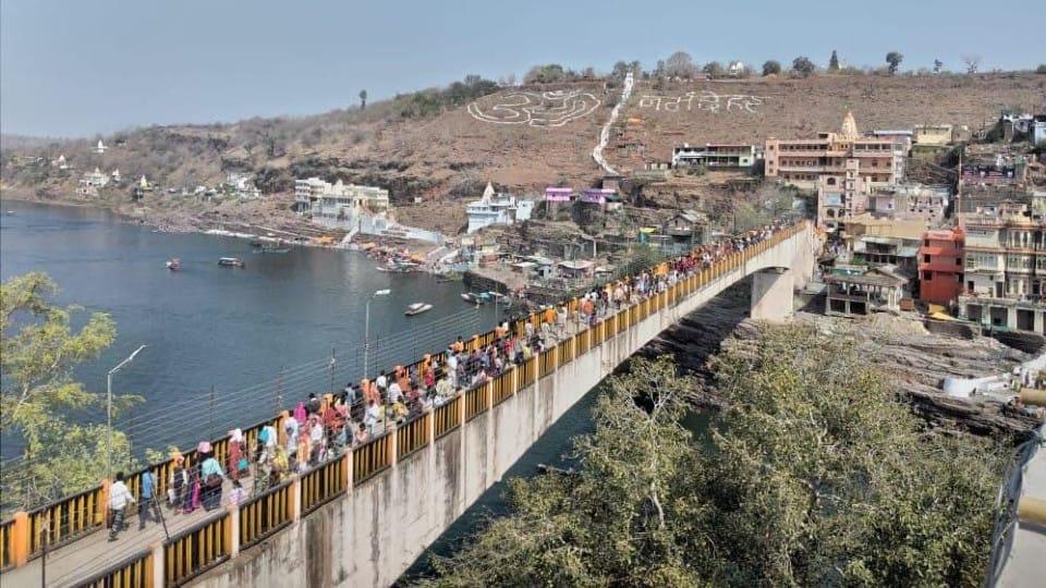 Omkareshwar: The sages and sages who arrived with the bandwagon first had darshan, then the queue of devotees started, Mamleshwar Mahadev was also worshiped