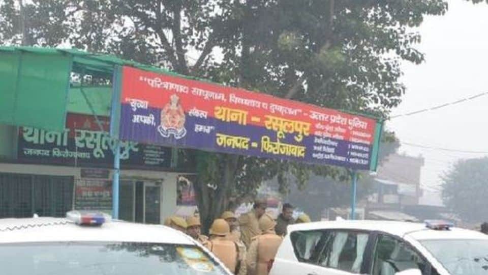 police raid the guest house and couples found in the room in firozabad