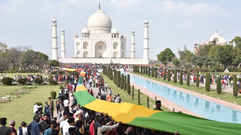 Taj Mahal Hindustani Satrangi Chadar Offers At Taj Mahal On Last Day Of Shahjahan Urs in Agra