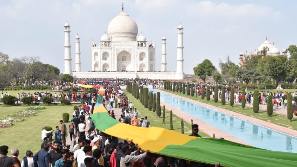 Taj Mahal Hindustani Satrangi Chadar Offers At Taj Mahal On Last Day Of Shahjahan Urs in Agra