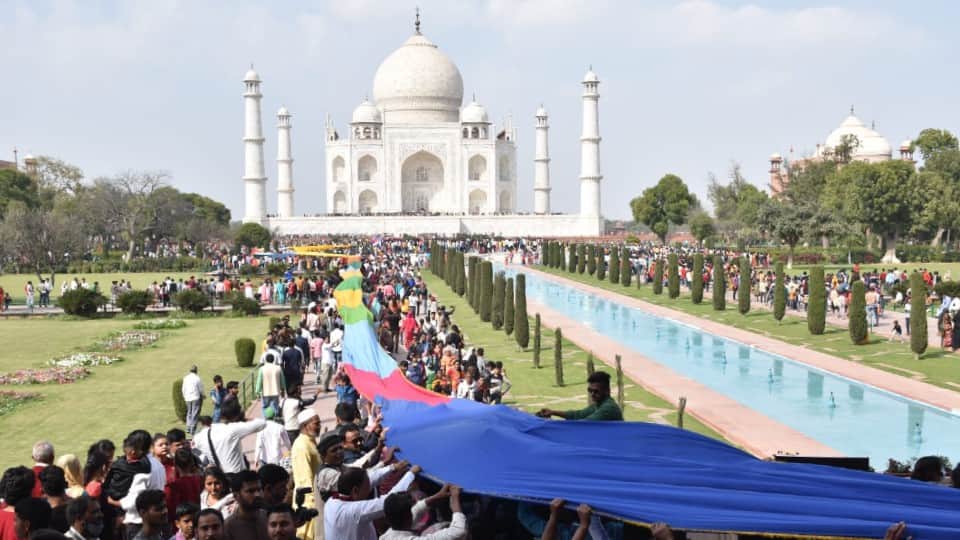 Taj Mahal Hindustani Satrangi Chadar Offers At Taj Mahal On Last Day Of Shahjahan Urs in Agra