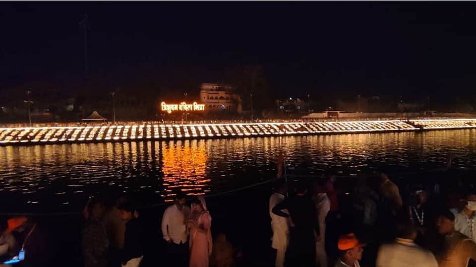 Madhya Pradesh: Ujjain lit up with the light of diyas, more than 11 lakh diyas lit on the banks of river Shipra, record recorded in Guinness Book