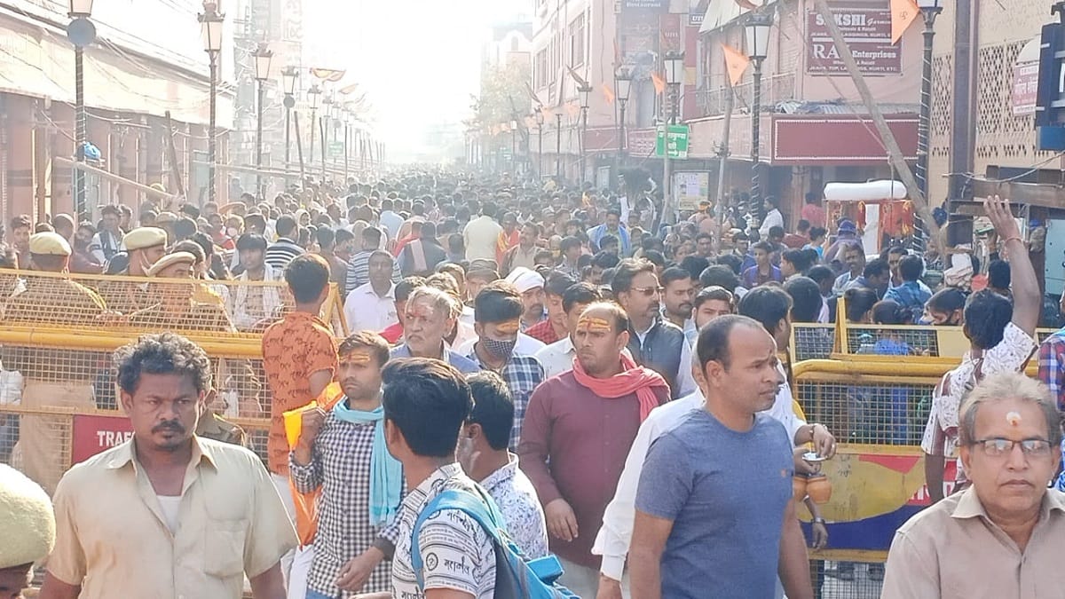 Police ready to control the crowd of devotees