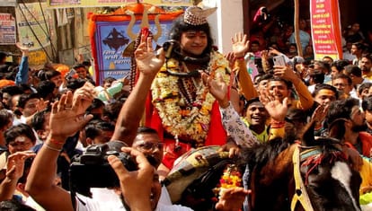 Slogans of Har Har Mahadev echoed in Baba Darbar, the queue of devotees started from midnight