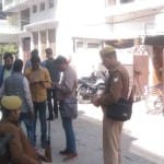 घर के बाहर मौजूद पुलिसकर्मी