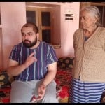 अक्षेंद्र अपनी दादी के साथ