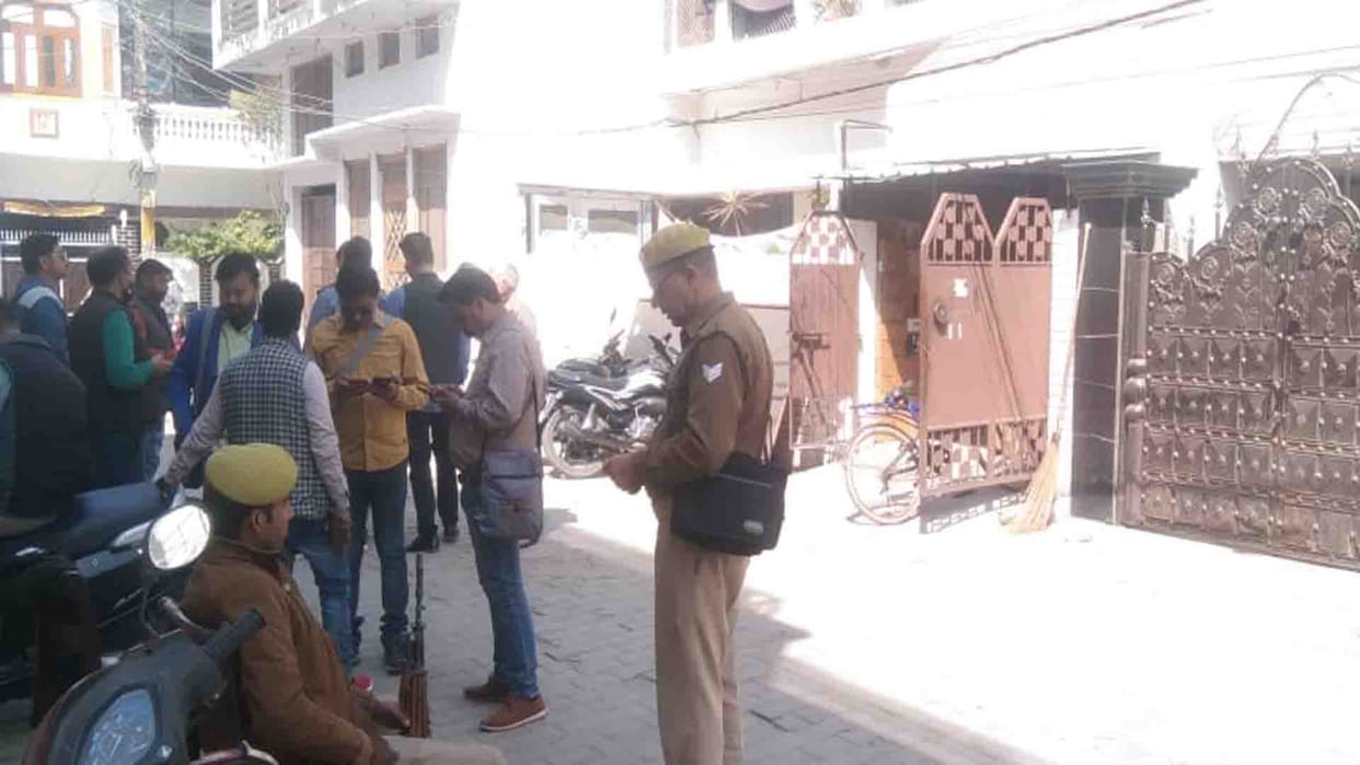 Hardoi: Income tax raids on six locations of Awasthi Zarda Bhandar
