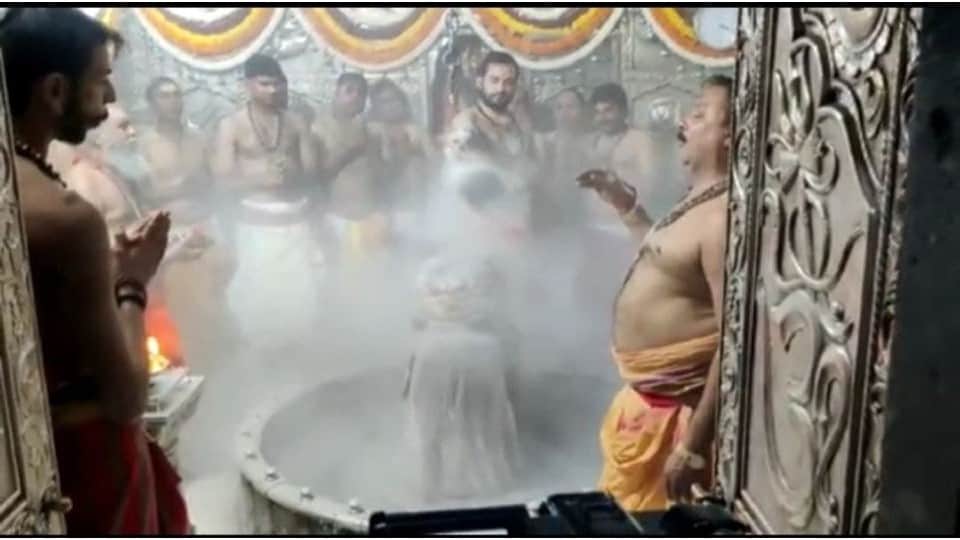 Ujjain: On Mahashivratri, Mahapuja took place in the night, Mahakal was decorated with flowers in the morning, in the afternoon incineration took place.