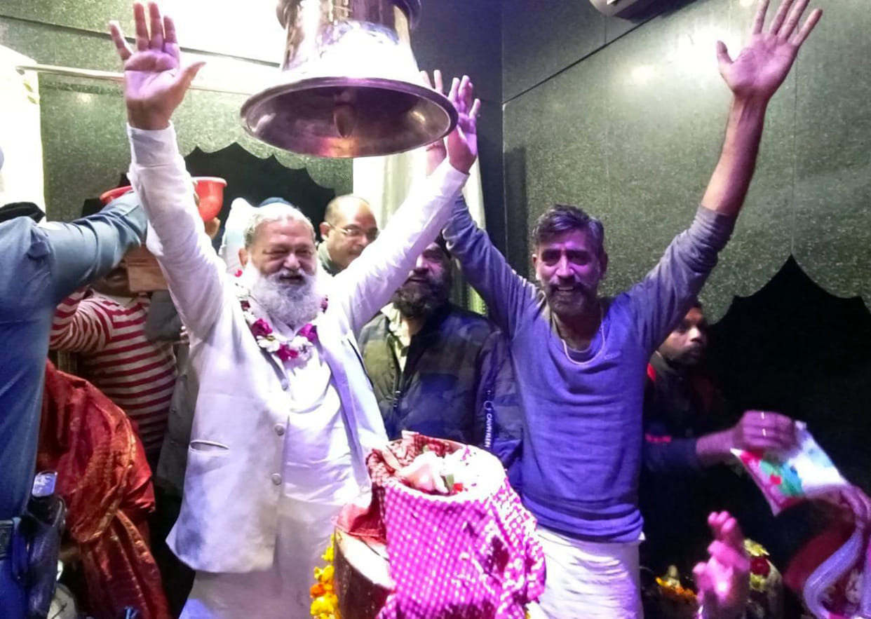Home Minister Anil Vij bowed his head at Hathi Khana temple on Mahashivratri