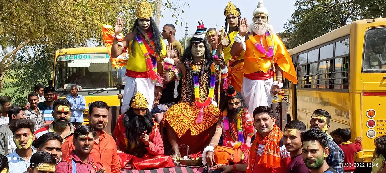 Abir-Gulal blown a lot in Shiv Barat