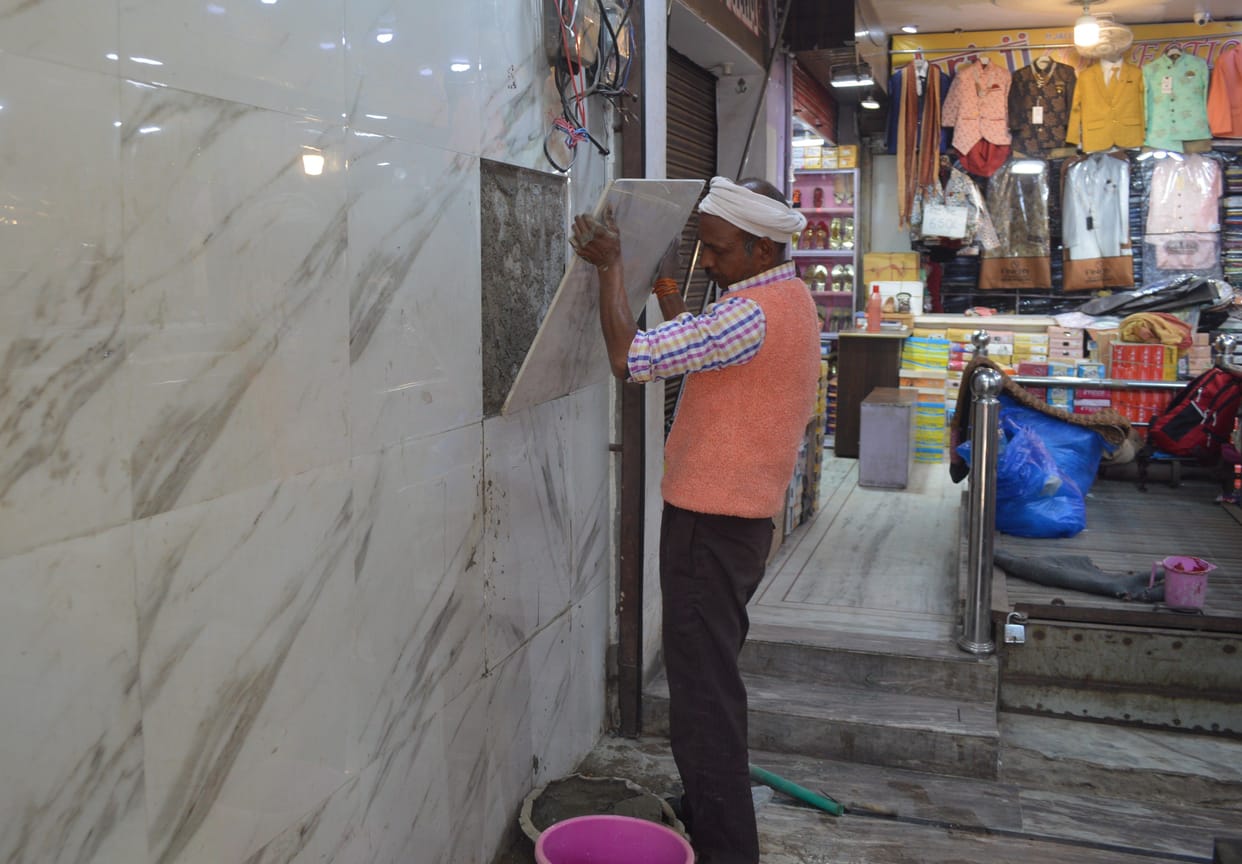 Hathras: Attempt to steal the jewelers shop by cutting the wall