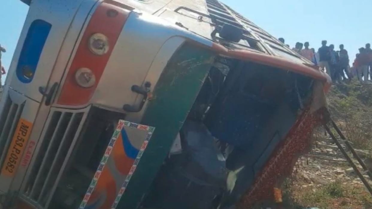 Singrauli: Bus coming from Sidhi to Singrauli overturned near Devsar, 35 passengers injured, four in critical condition
