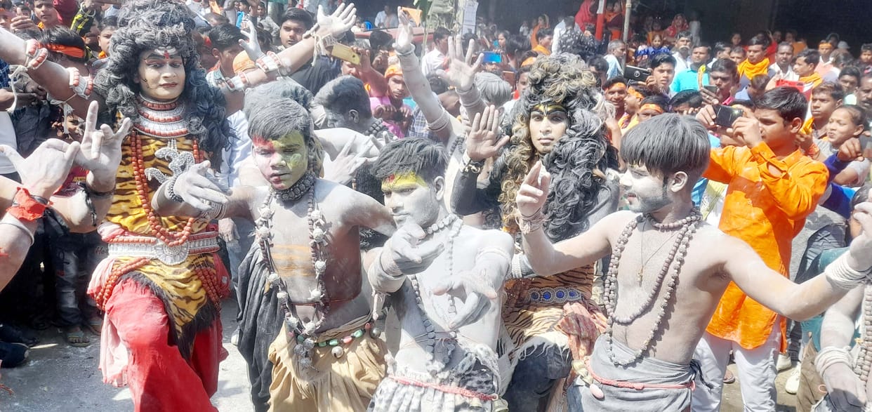 Banda resonated with the cheers of Bam-Bam Bhole, took out Shiv Barat