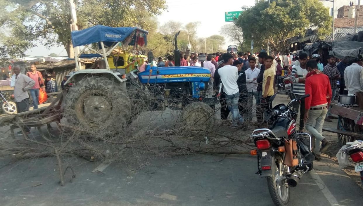 Child dies due to truck collision, villagers jammed