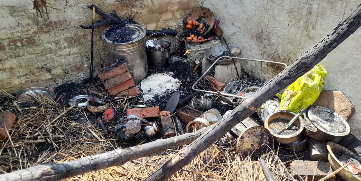 fathepur news,Cylinder caught fire due to leakage, household burnt to ashes