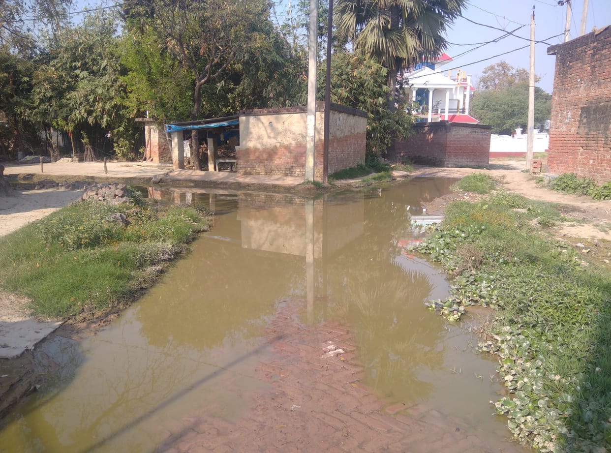Water flowing on the road for two months, trouble