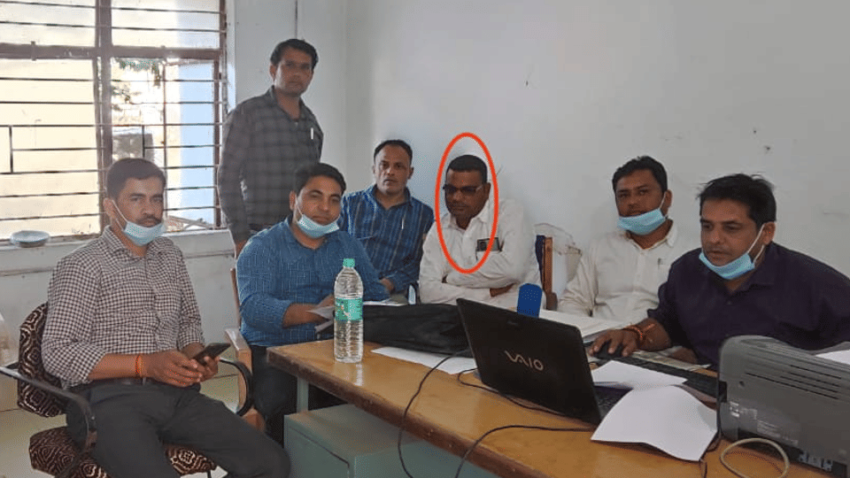Madhya Pradesh: Lokayukta grabs Patwari red handed taking 10 thousand rupee bribe