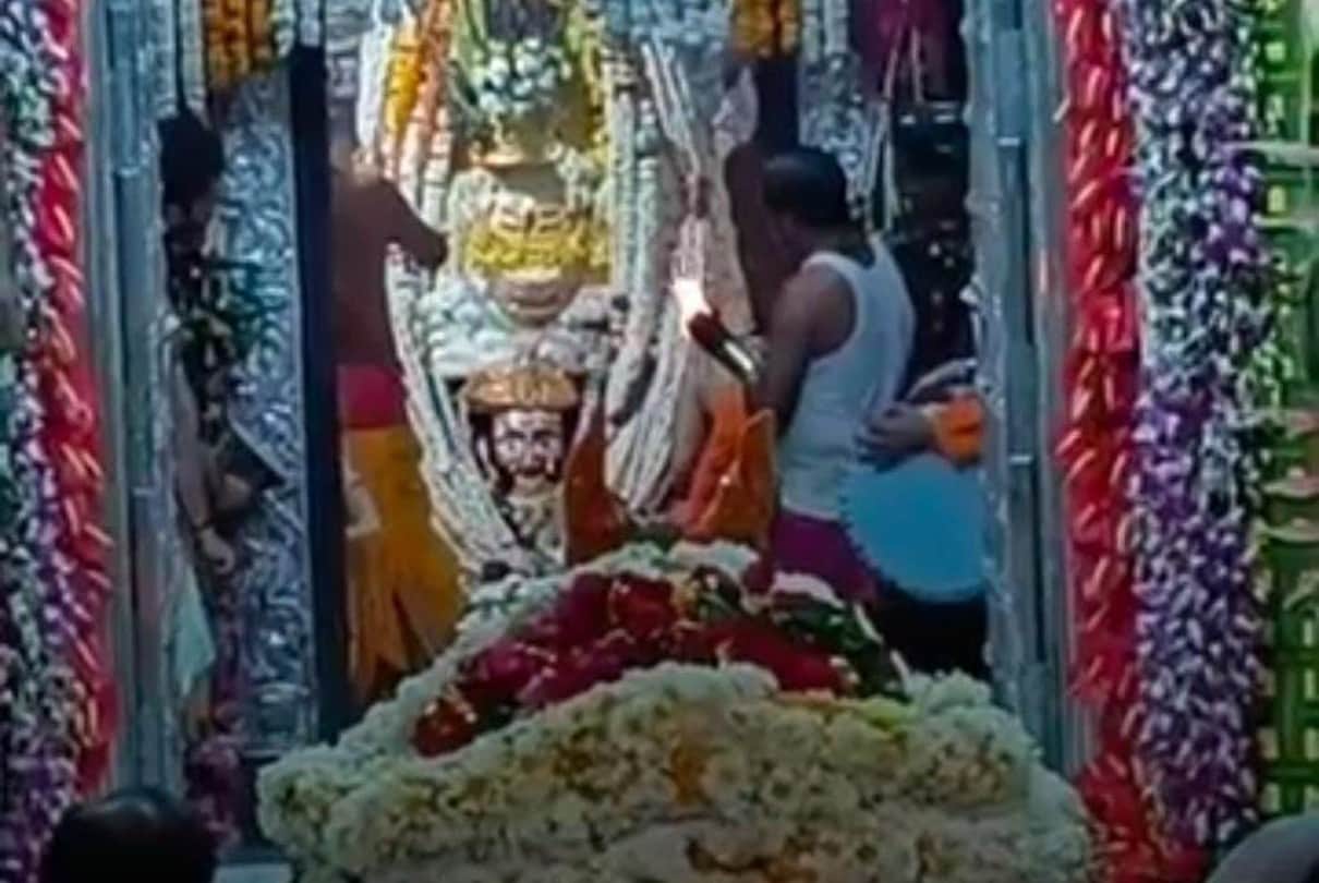 Ujjain: On Mahashivratri, Mahapuja took place in the night, Mahakal was decorated with flowers in the morning, in the afternoon incineration took place.