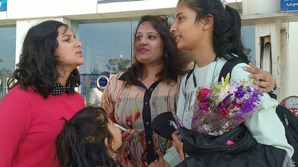 Indore: The girl who returned from Ukraine said that she walked 10 to 12 km to reach the Romania border, stood in the queue for 8 hours in the cold.