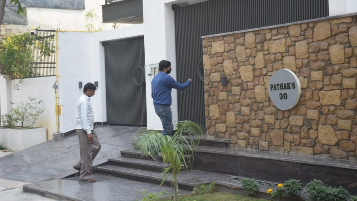 Ghaziabad IT Raid on builder Chandrajeet pathak house read full story