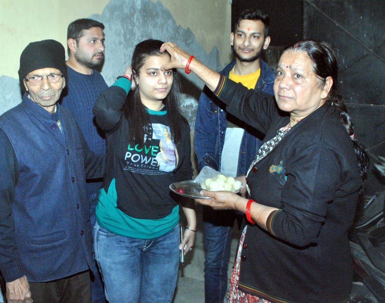Ansh returns home from Ukraine with sister Maanvi