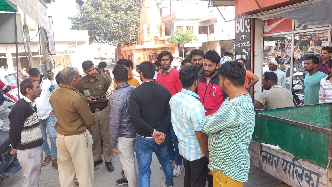 Mobile was looted by attacking the shopkeeper, tried to snatch cash