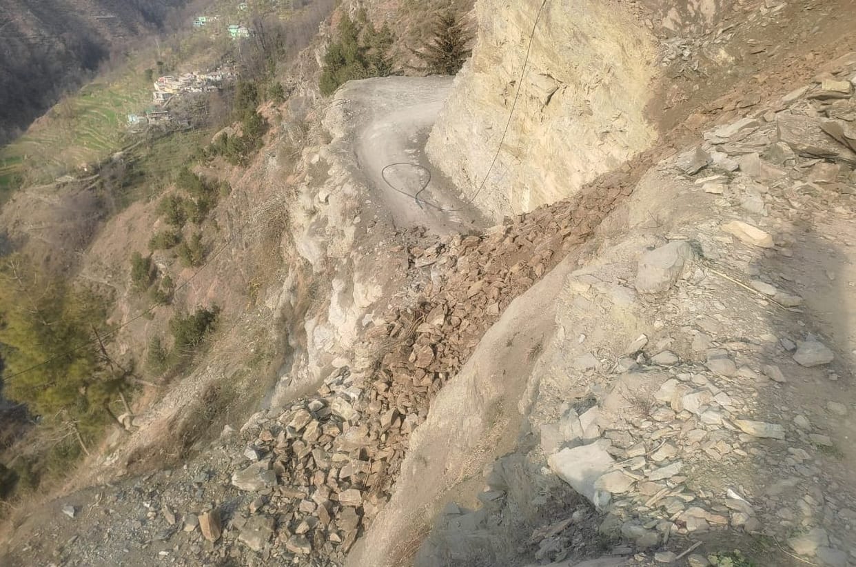dehrog-tikrigarh road closed dueto lansliding