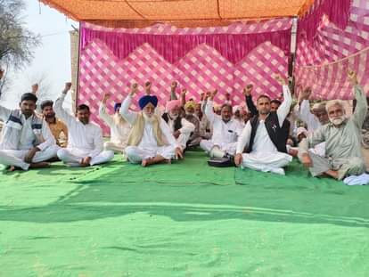 पक्का मोर्चा लगाकर बैठे किसान नेता व किसान।