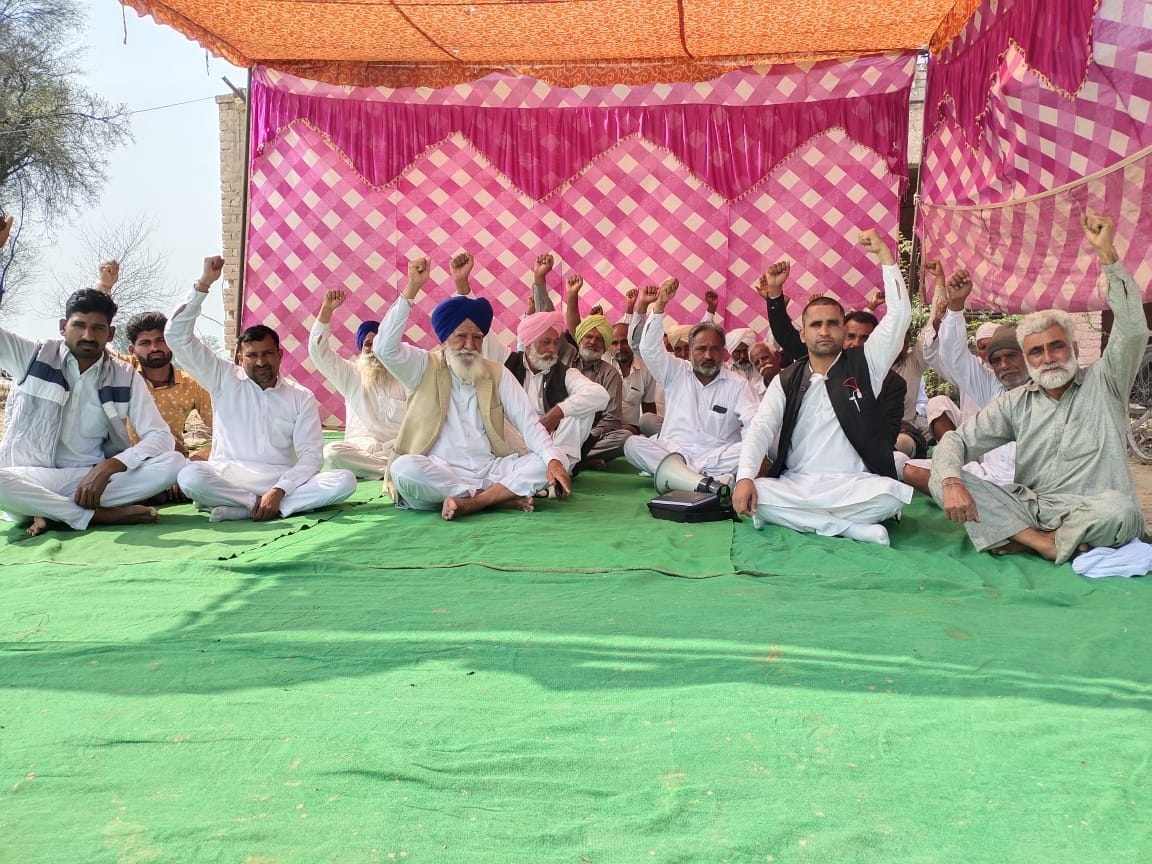 Farmers put up a concrete front on the highway in front of Abubshahr NHAI plant