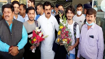 Indore: The girl who returned from Ukraine said that she walked 10 to 12 km to reach the Romania border, stood in the queue for 8 hours in the cold.