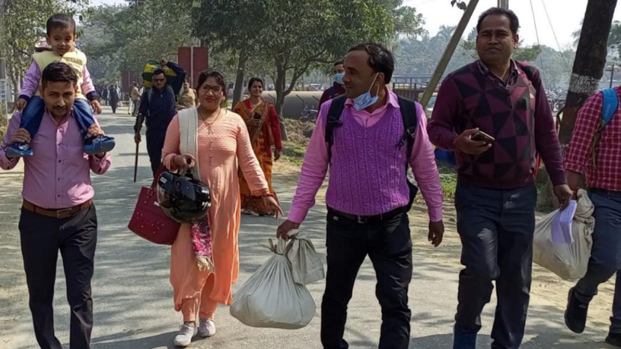Polling parties leave from collectorate premises in Maharajganj