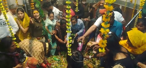 Tripund's impression on the head, chanting Om Namah Shivay from the mouth