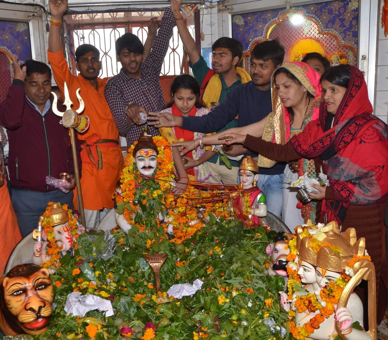 The pagoda reverberated with the cheers of the innocent, the devotees performed Jalabhishek