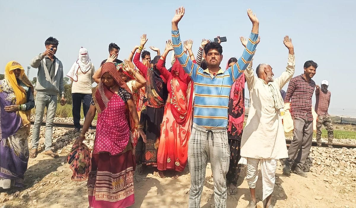 Farmers of village Garhi Bhakti protested against closing the road