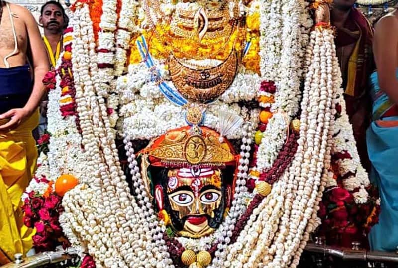Ujjain: On Mahashivratri, Mahapuja took place in the night, Mahakal was decorated with flowers in the morning, in the afternoon incineration took place.