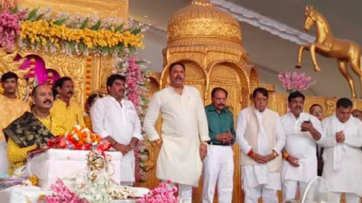 Sehore: Before meeting the Congressmen, Mishra sought the support of the Sangh, know why Rudraksh distribution became a political arena