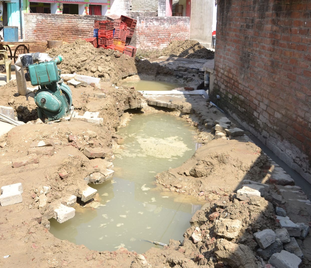 Kanpur Dehat : Pipeline burst during excavation in Nehru Nagar, water supply stalled