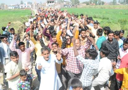 संभल के गांव हाफिजपुर में भक्तिमय धुन पर नृत्य करते भक्त।