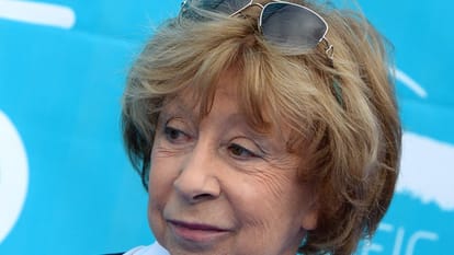 Russia most acclaimed actor Liya Akhedzhakova starts crying after seeing images from Kyi
