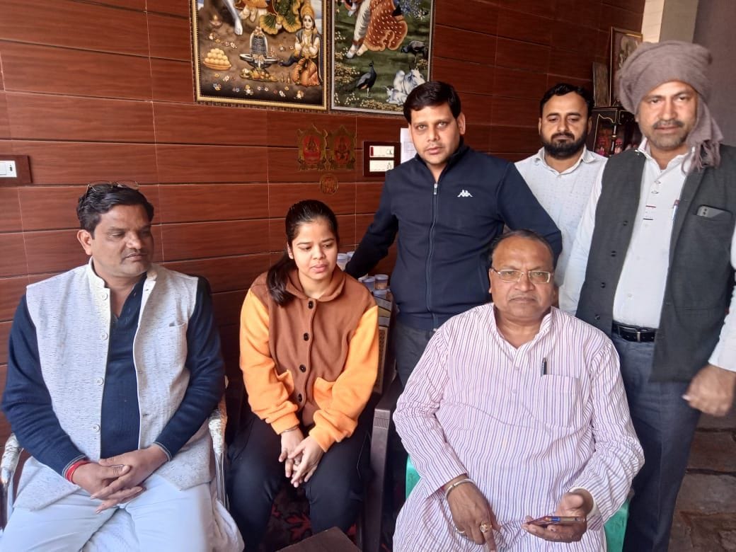Hathras: BJP and SP leaders met the families of students trapped in Ukraine