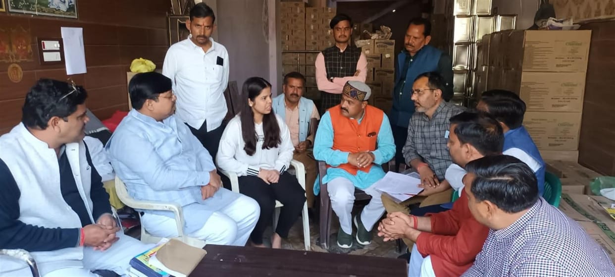 Hathras: BJP met the families of students trapped in Ukraine