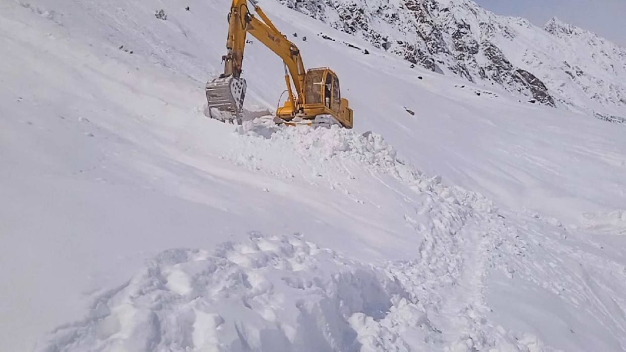 Manali-Leh road restoration: BRO's machinery reached Darcha, iceberg removed