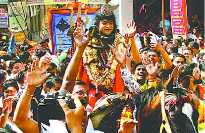 Slogans of Har Har Mahadev echoed in Baba Darbar, the queue of devotees started from midnight