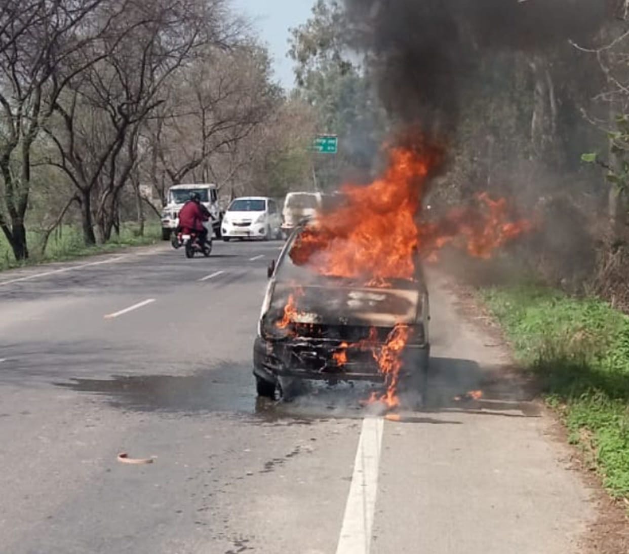 The moving car became a ball of fire, the driver barely saved his life