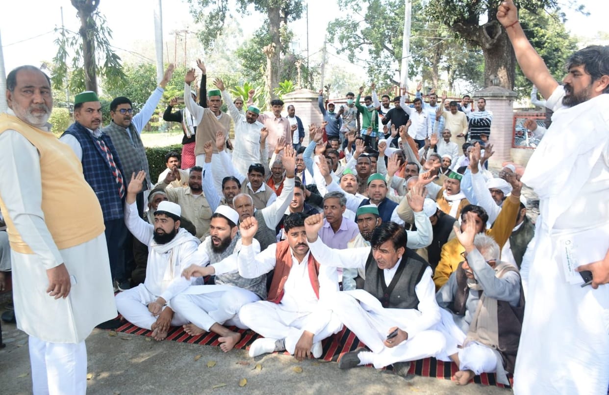 Farmers surrounded the officials of Energy Corporation