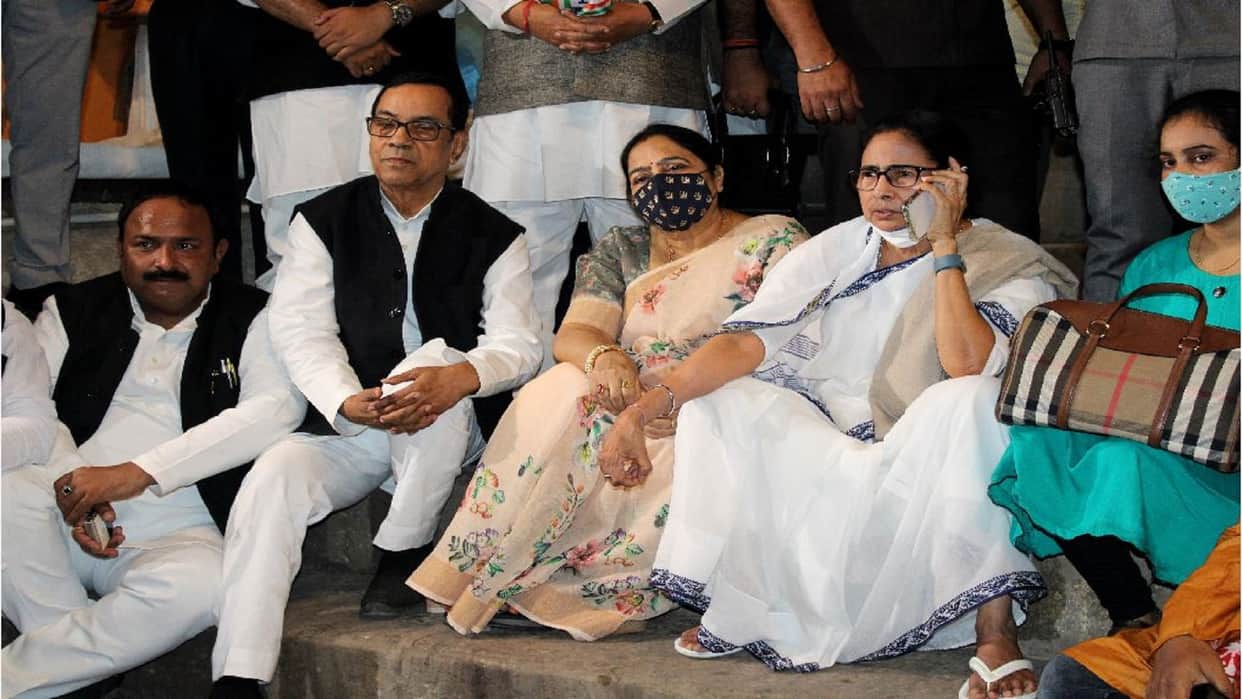 UP Assembly Election 2022: Mamta Banerjee reached Varanasi, showed black flags to the convoy, saw Ganga Aarti sitting on the steps of Dashashwamedh Ghat