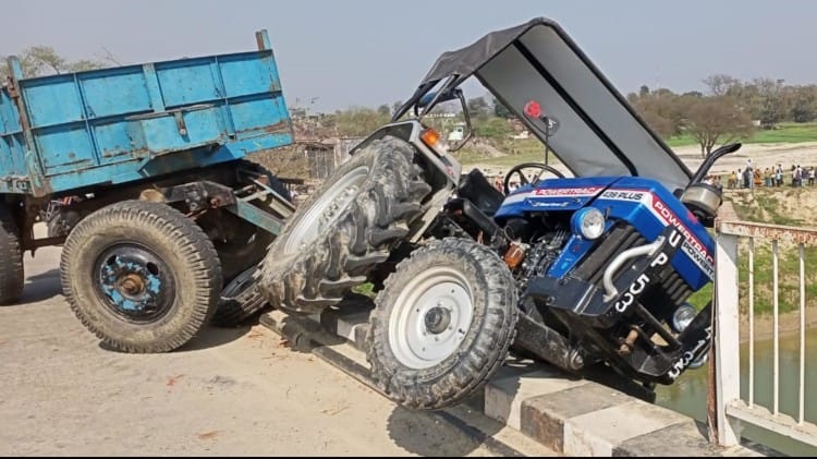 Amroha: खनन से भरे ट्रैक्टर-ट्रॉली ने चार वर्षीय बच्ची को कुचला, घर से स्कूल जा रही थी छात्रा, हायर सेंटर रेफर