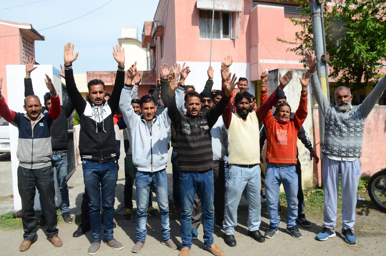 Temporary workers extended strike