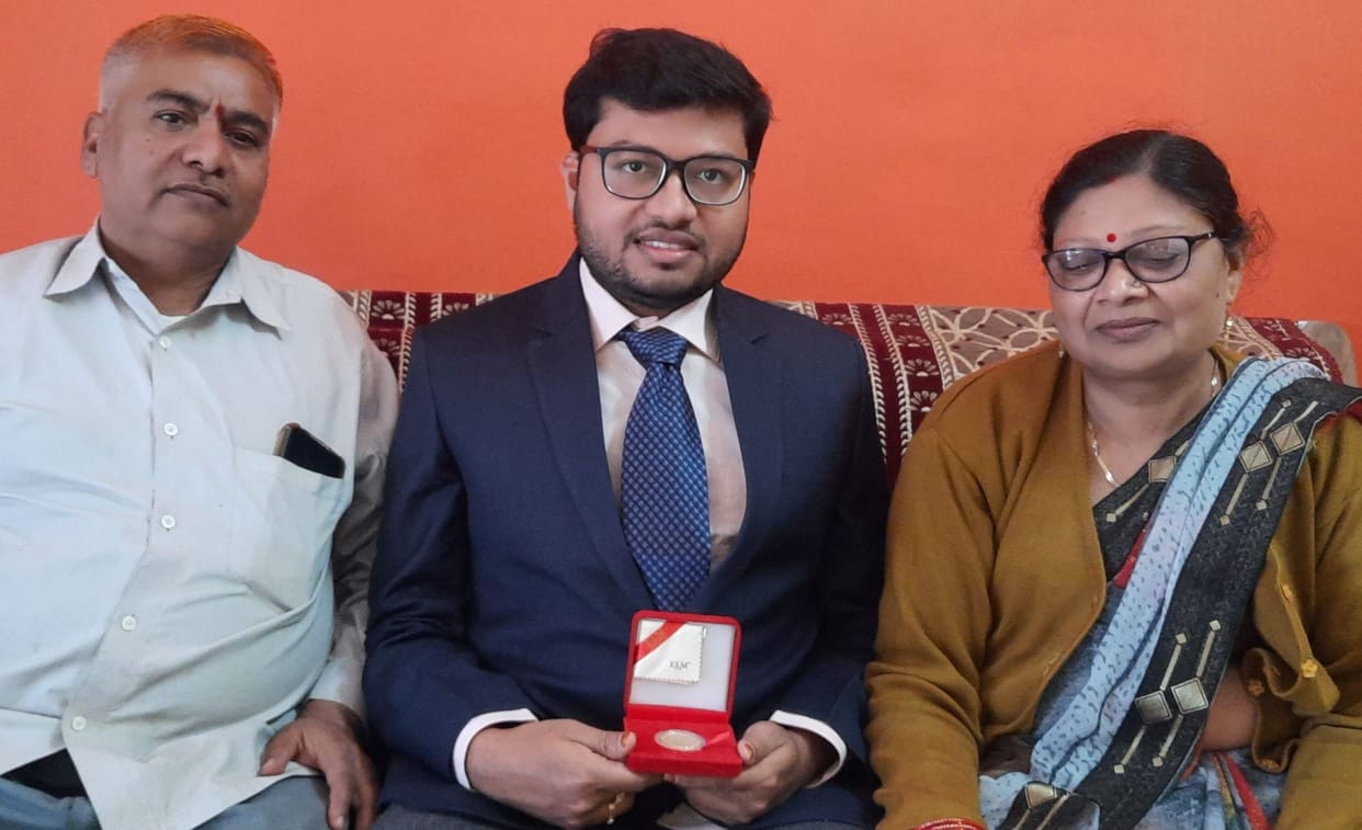 Kanpur Dehat : Gold medal to Dr. Ganesh in Singapore, honored for making nano electronic device